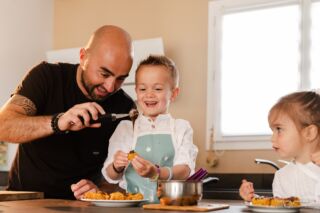 Parce qu'il y a des moments de complicité avec vos enfants qui sont inoubliables !
Un exemple de séance lors d'un atelier pâtisserie avec cette famille 📷

#cuisine #culinaire #photodefamille #photographetoulouse #photographetarbes #cuisineenfamille #diycuisine #emotions #enfantssages